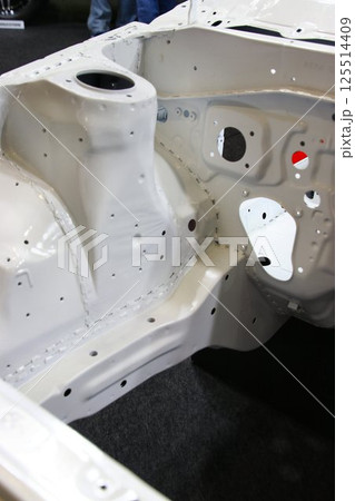 ホワイトボディ状態のAE86(ハチロク)… エンジンが降ろされたエンジンルームとアウトリガー 125514409