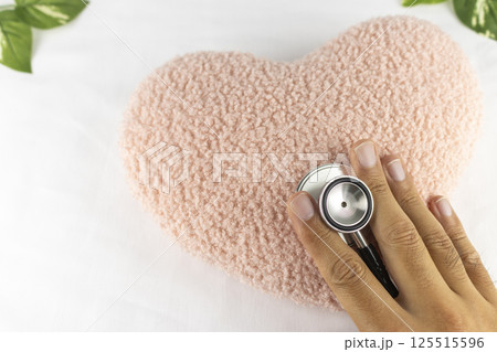 ハートのクッションと手と聴診器 125515596