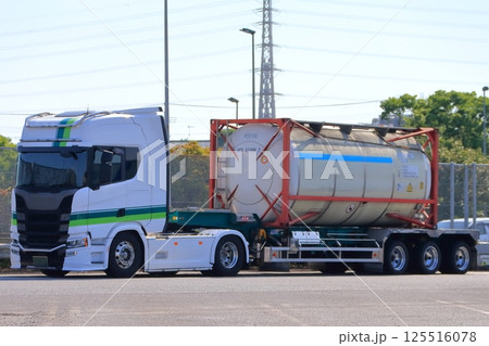 スウェーデン製のトレーラートラック スウェーデン製のトレーラートラック 125516078