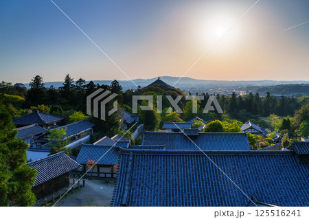 東大寺二月堂の夕焼け空 空と境内を黄金色に染めながら生駒の山並みに沈んで行く夕日② 東大寺二月堂の夕焼け空 空と境内を黄金色に染めながら生駒の山並みに沈んで行く夕日② 125516241