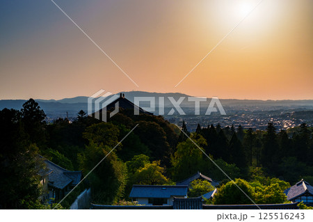東大寺二月堂の夕焼け空　空と境内を黄金色に染めながら生駒の山並みに沈んで行く夕日➃ 125516243
