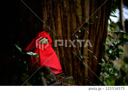 赤い布を纏ったお地蔵様 125516575