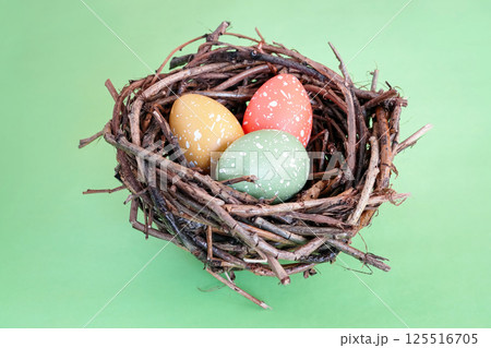 Three speckled eggs in nest 125516705