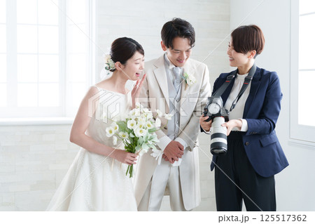 結婚式で撮影するブライダルカメラマン 結婚式で撮影するブライダルカメラマン 125517362
