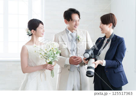 結婚式で撮影するブライダルカメラマン 結婚式で撮影するブライダルカメラマン 125517363