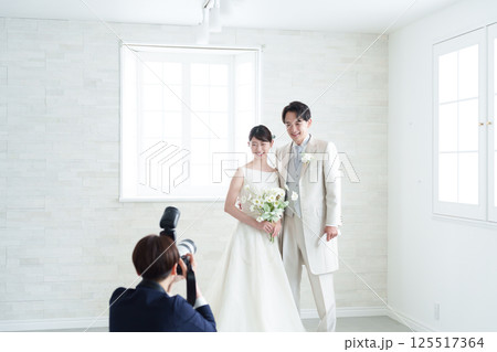 結婚式で撮影するブライダルカメラマン 結婚式で撮影するブライダルカメラマン 125517364