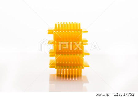 The children's construction set in yellow tones evokes associations with sunshine and warmth. The play pieces are set against a white background. 125517752