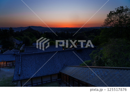 日没後の美しい夕焼け空と夕闇に包まれていく東大寺境内　奈良東大寺二月堂にて➂ 125517876