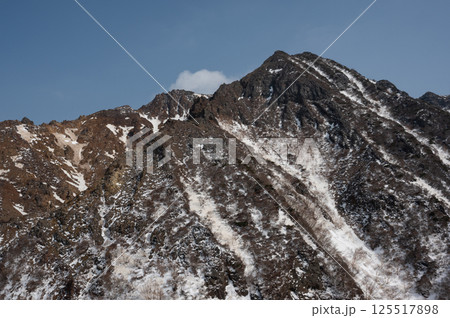 栃木県那須山 4月の残雪の登山道 125517898