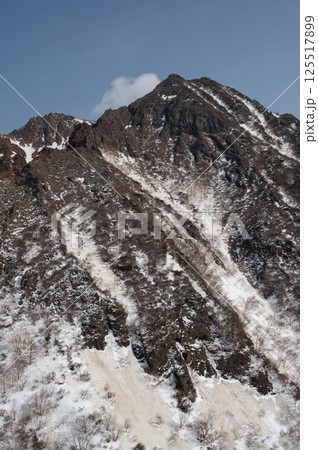 栃木県那須山 4月の残雪の登山道 125517899