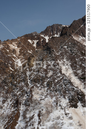 栃木県那須山 4月の残雪の登山道 125517900