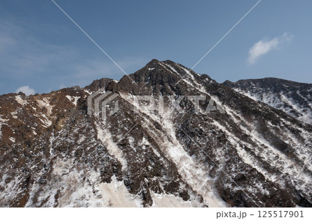 栃木県那須山 4月の残雪の登山道 125517901