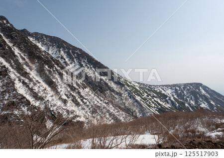 栃木県那須山 4月の残雪の登山道 125517903