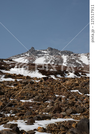 栃木県那須山 4月の残雪の登山道 125517911