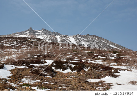栃木県那須山 4月の残雪の登山道 栃木県那須山 4月の残雪の登山道 125517914