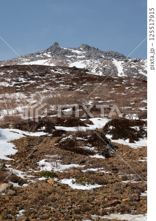 栃木県那須山 4月の残雪の登山道 125517915