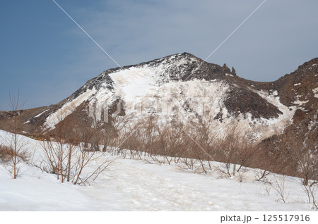 栃木県那須山 4月の残雪の登山道 125517916