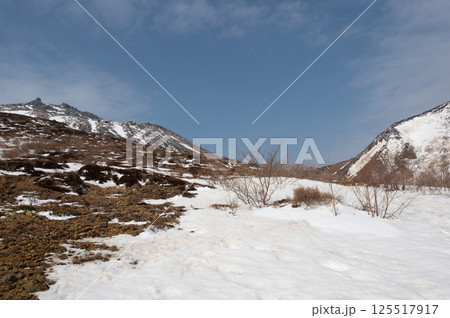 栃木県那須山 4月の残雪の登山道 125517917
