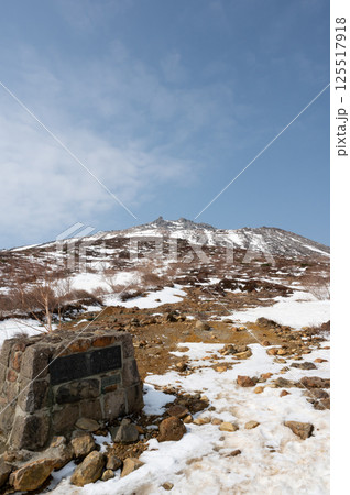 栃木県那須山 4月の残雪の登山道 125517918