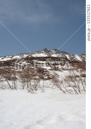 栃木県那須山 4月の残雪の登山道 栃木県那須山 4月の残雪の登山道 125517921