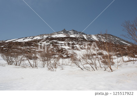 栃木県那須山 4月の残雪の登山道 125517922