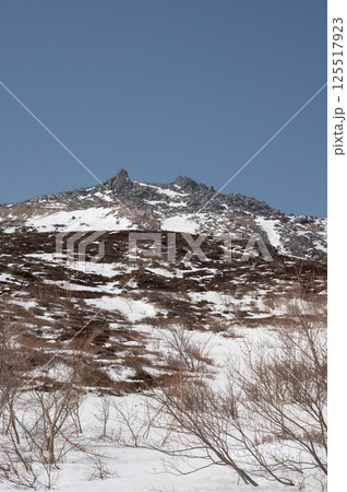 栃木県那須山 4月の残雪の登山道 125517923