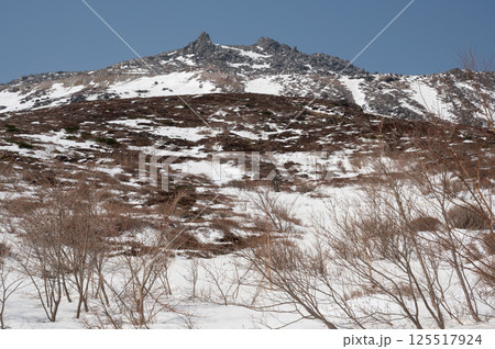 栃木県那須山 4月の残雪の登山道 125517924