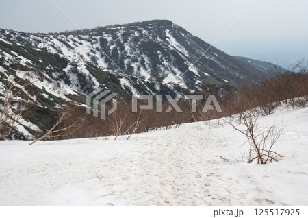 栃木県那須山 4月の残雪の登山道 125517925