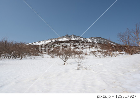 栃木県那須山 4月の残雪の登山道 125517927