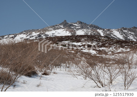 栃木県那須山 4月の残雪の登山道 栃木県那須山 4月の残雪の登山道 125517930