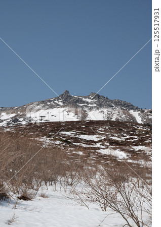 栃木県那須山 4月の残雪の登山道 125517931