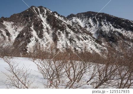 栃木県那須山 4月の残雪の登山道 125517935