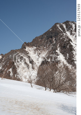 栃木県那須山 4月の残雪の登山道 125517939