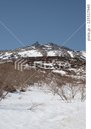 栃木県那須山 4月の残雪の登山道 125517940