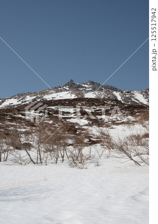 栃木県那須山 4月の残雪の登山道 125517942