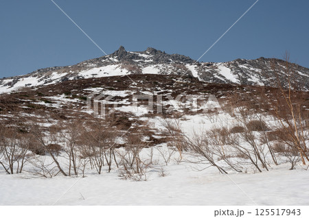 栃木県那須山 4月の残雪の登山道 125517943