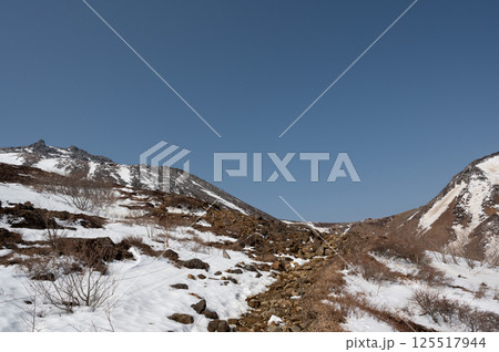 雪の残る那須山登山道と避難小屋（4月） 125517944