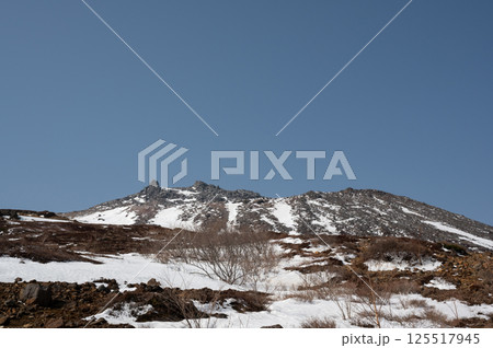 栃木県那須山 4月の残雪の登山道 125517945