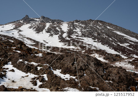 栃木県那須山 4月の残雪の登山道 125517952