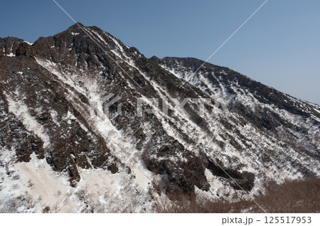 栃木県那須山 4月の残雪の登山道 125517953