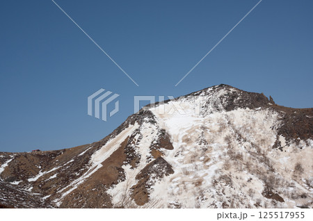 栃木県那須山 4月の残雪の登山道 栃木県那須山 4月の残雪の登山道 125517955