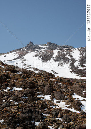 栃木県那須山 4月の残雪の登山道 125517957