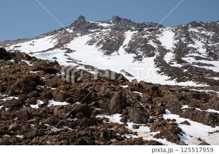 栃木県那須山 4月の残雪の登山道 125517959