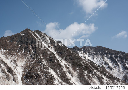 栃木県那須山 4月の残雪の登山道 125517966