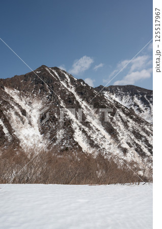 栃木県那須山 4月の残雪の登山道 栃木県那須山 4月の残雪の登山道 125517967