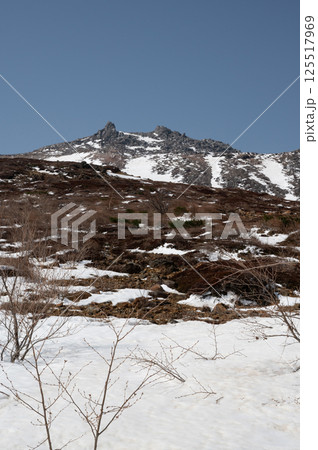 栃木県那須山 4月の残雪の登山道 125517969