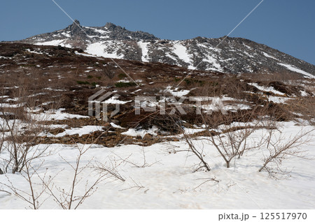 栃木県那須山 4月の残雪の登山道 125517970