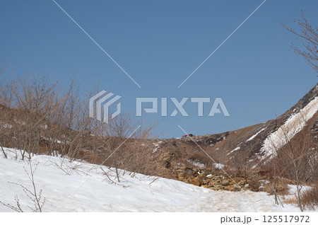 雪の残る那須山登山道と避難小屋（4月） 125517972