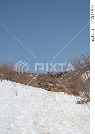 雪の残る那須山登山道と避難小屋(4月) 雪の残る那須山登山道と避難小屋(4月) 125517973