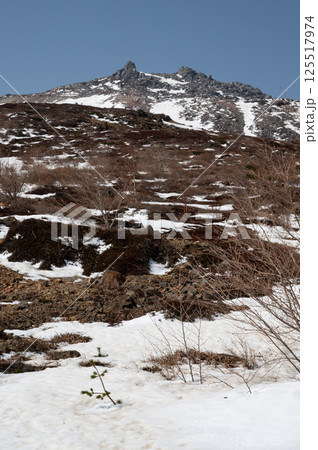 栃木県那須山 4月の残雪の登山道 125517974